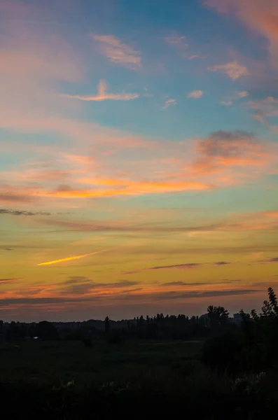 Dramatischer Sonnenuntergang und Sonnenaufgang. — Stockfoto