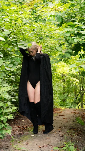 Femme blonde sexy en manteau noir nature — Photo