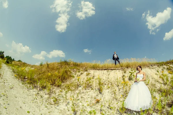 Hermosa pareja en la boda ucraniana Lutsk — Foto de Stock