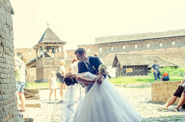 Mladá Nevěsta Ženich Tanec Venku Lidmi Pozadí — Stock fotografie