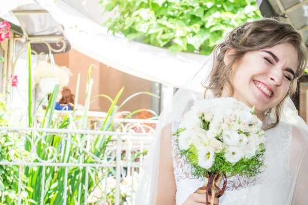 Wedding wedding day beautiful bride and elegant groom walking after wedding luxury 23.07.2017 Lutsk, Ukraina — Stock Photo, Image