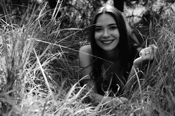 Retrato de uma jovem bela mulher sexy na natureza — Fotografia de Stock