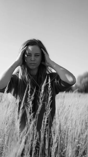 Beautiful Sexy Girl Walking Meadow Sunny Day — Stock Photo, Image