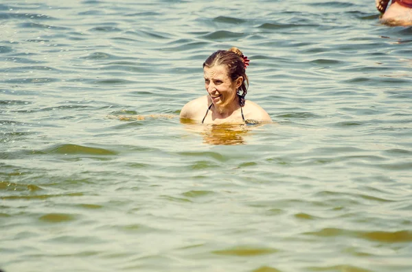 Femme Nageant Dans Lac Été — Photo