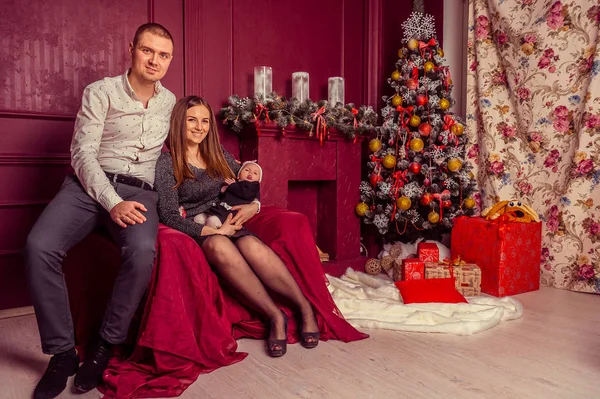 Familia Feliz Con Hija Pequeña Cerca Del Árbol Navidad — Foto de Stock