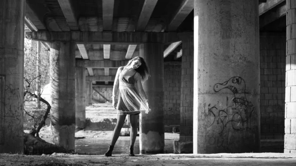 Young Girl Black Dress Posing Bridge — 图库照片