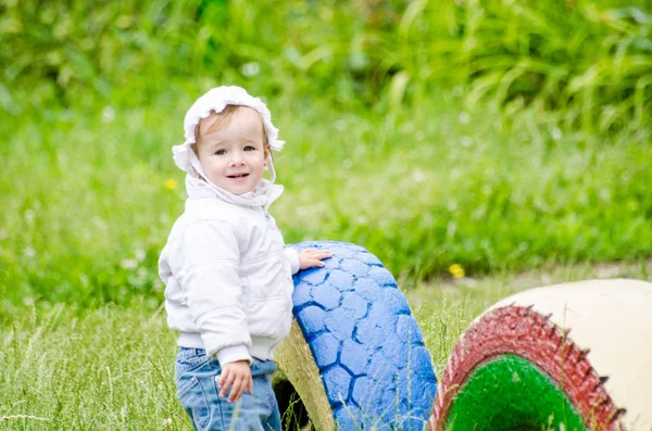 5 Jahre alte süße kleine Mädchen spielen in sonnigen Sommerpark.Happy kid Mädchen zu Fuß und Springen in einem Wald.Kids spielen im Freien .Kindergarten im Schulhof an Sommertagen. — Stockfoto