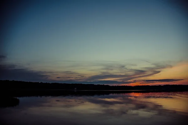 Schöner Sonnenuntergang über dem Meer. — Stockfoto