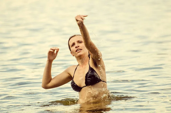 Young Woman Playing Summer Lake — Stockfoto