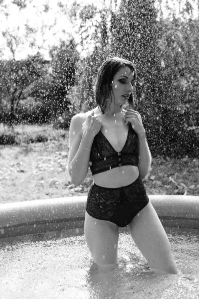 Hermosa Mujer Lencería Oscura Posando Piscina Aire Libre Blanco Negro — Foto de Stock