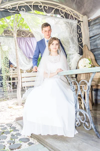 Giorno del matrimonio bella sposa ed elegante sposo a piedi dopo il matrimonio di lusso 23.07.2017 Lutsk, Ucraina — Foto Stock