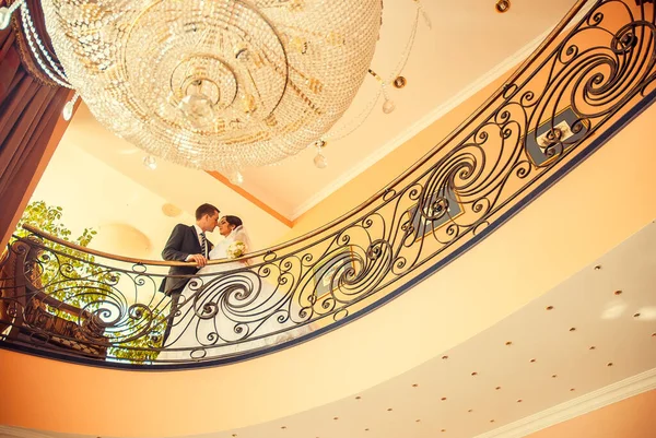 Newlyweds Couple Gently Posing Balcony Hotel — Fotografia de Stock