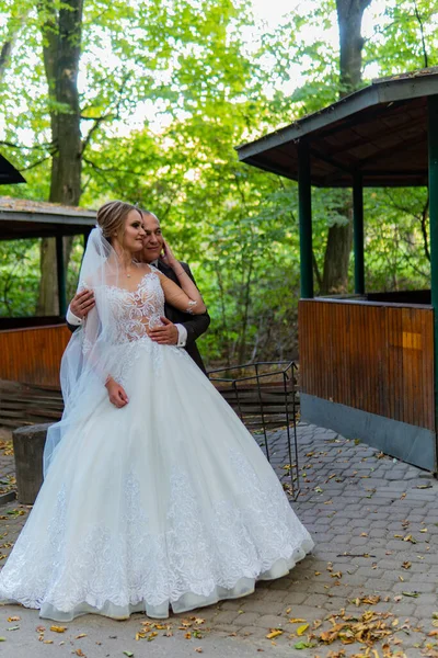 Primo piano di una bella giovane coppia di sposi — Foto Stock