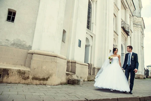Wide Angle Shot Bride Groom Walking Old Building — Stockfoto