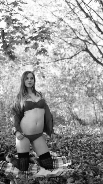 Superbe fille aux cheveux rouges en body rouge et manteau. Jeune femme marchant dans le parc — Photo