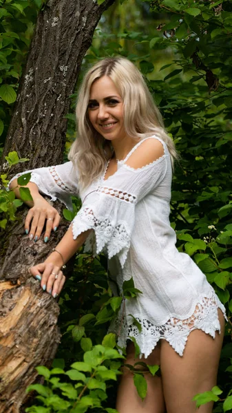 Sexy Blonde Woman White Dress Nature — Stock fotografie