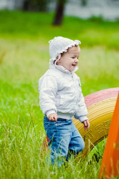Güneşli yaz parkında oynayan 5 yaşında tatlı bir kız çocuğu. Ormanda yürüyen ve atlayan mutlu bir kız çocuğu. Çocuklar açık havada oynuyorlar.. — Stok fotoğraf