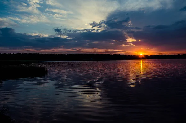 Nascer do sol no céu por do sol mar — Fotografia de Stock