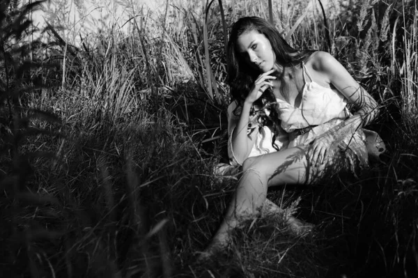 Foto vintage de uma menina / sépia, preto e branco retrato de uma bela jovem mulher, verão felicidade — Fotografia de Stock
