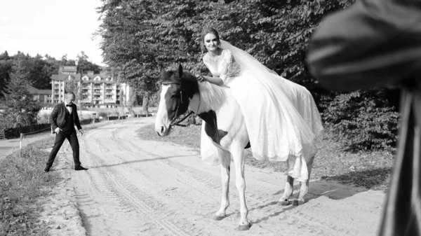 Passeggiata a cavallo matrimonio, tipico matrimonio ucraino Lviv Ucraina 19.09.19 — Foto Stock