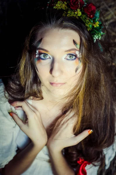 Retrato Una Hermosa Joven Con Una Corona Flores — Foto de Stock