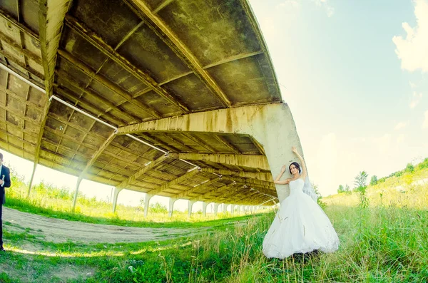 Hermosa pareja en la boda ucraniana Lutsk —  Fotos de Stock