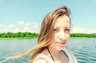 Kadın portresi nehir, yaz, doğa, güzellik