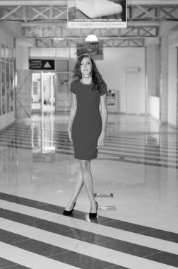 Koyu saçlı ve akşam makyajlı güzel bir kadın. Mücevher güzeli. Moda fotoğrafı. Siyah arka plan, seksi kırmızı elbise