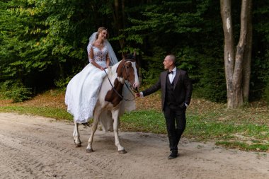 Genç ve güzel bir çiftin yakın çekimi.