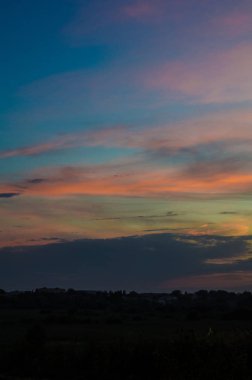 Dramatik gün batımı ve gün doğumu gökyüzü.