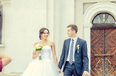 Gelin ve damat eski binayla birlikte