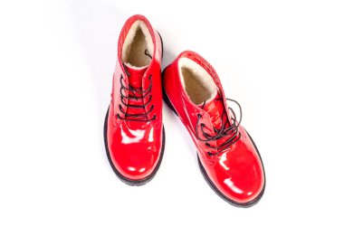 Kadın deri çizmeleri.