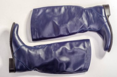 Kadın deri çizmeleri.