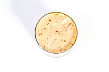 Beyaz arkaplanda izole edilmiş kahve bardağı, yakın görüş  