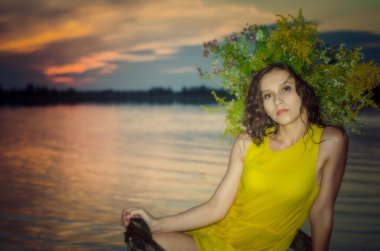 Sahilde elbise giymiş güzel bir kız.