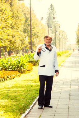 Yaşlı bir beyefendinin portresi. Park Ukrayna Lutsk 19-09-2014.