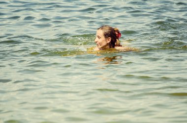 Yaz gölünde yüzen kadın