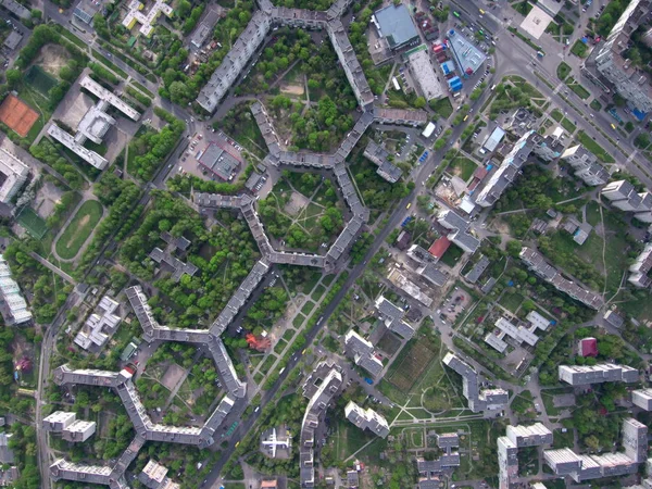 Horní pohled na park Jatujak v Bangkoku. Ráno sem lidé rádi chodí cvičit. Zahrada je navržen v geometrii kruhové a trojúhelník vypadat jako mírumilovné znamení. — Stock fotografie