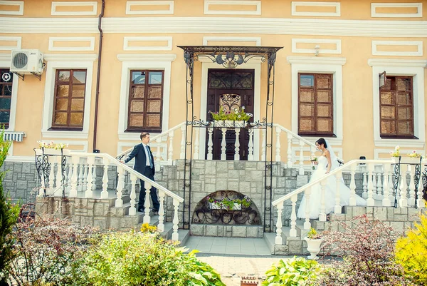 在乌克兰人婚礼上可爱的夫妻卢茨克 — 图库照片