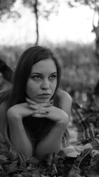 Superbe fille aux cheveux rouges en body rouge et manteau. Jeune femme marchant dans le parc — Photo