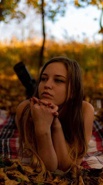 Superbe fille aux cheveux rouges en body rouge et manteau. Jeune femme marchant dans le parc — Photo