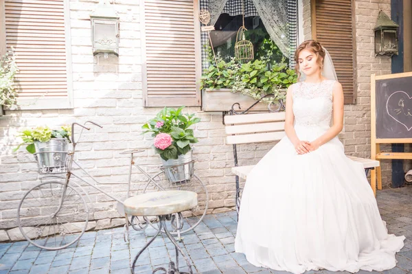 Giorno del matrimonio bella sposa ed elegante sposo a piedi dopo il matrimonio di lusso 23.07.2017 Lutsk, Ucraina — Foto Stock