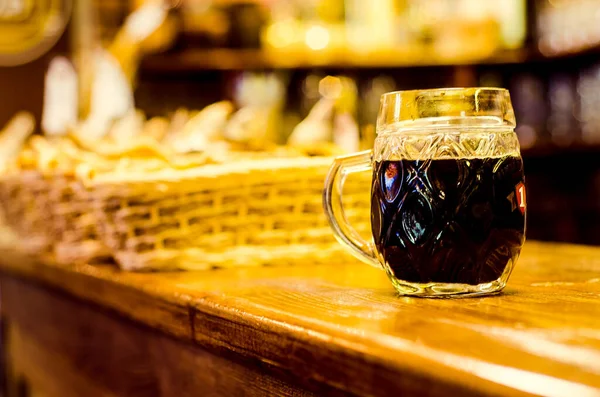 Taza Cerveza Con Espuma Vidrio Cerveza Mesa Madera —  Fotos de Stock