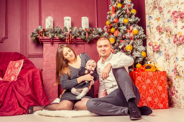 Familia Feliz Con Hija Pequeña Cerca Del Árbol Navidad — Foto de Stock