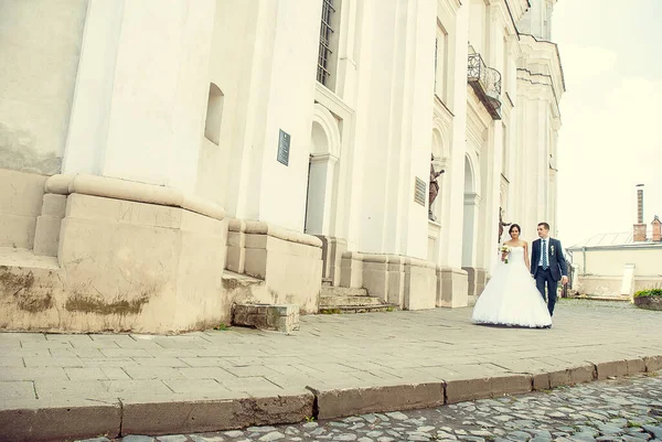 Wide Angle Shot Bride Groom Walking Old Building — Stockfoto