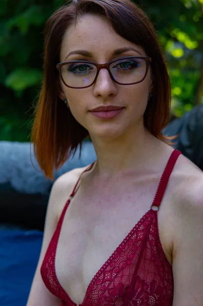 Schöne sexy nackte rothaarige Mädchen, exquisite Dessous, Natur. — Stockfoto