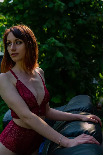 Vacker sexig naken rödhårig flicka, utsökta underkläder, natur. — Stockfoto