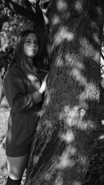 Fotografía en blanco y negro de una hermosa mujer joven sorprendida, fondo al aire libre — Foto de Stock