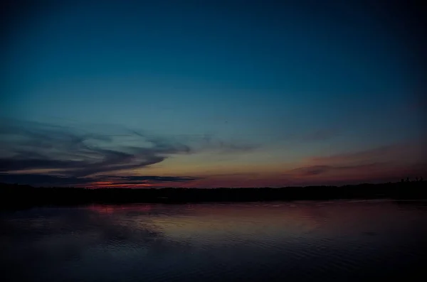 Hermosa puesta de sol sobre el mar. — Foto de Stock