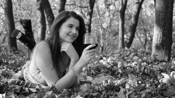 Νεαρή Όμορφη Γυναίκα Ένα Ποτήρι Κρασί Στο Πάρκο Φθινόπωρο — Φωτογραφία Αρχείου